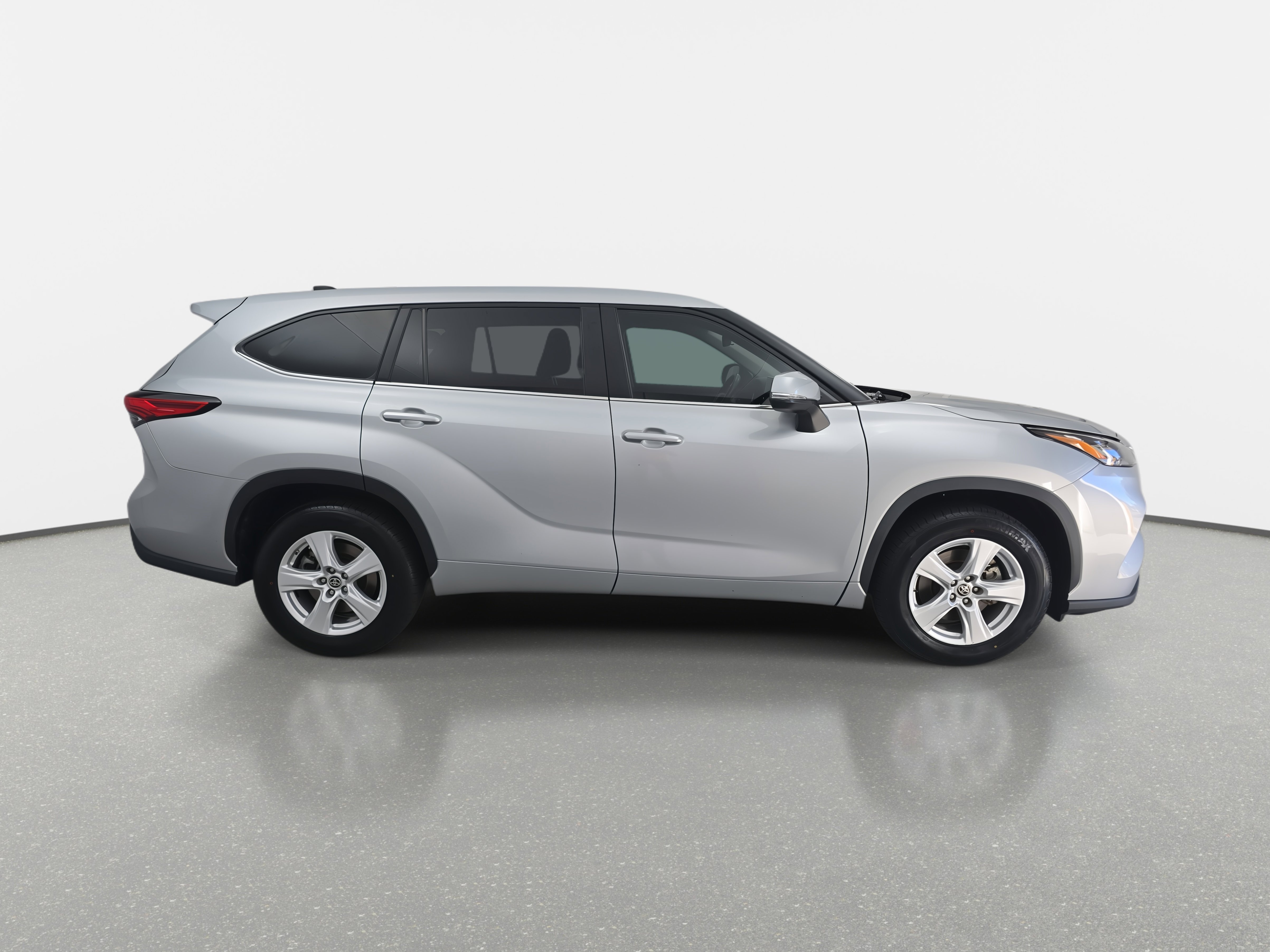 Used 2023 Toyota Highlander L image 2