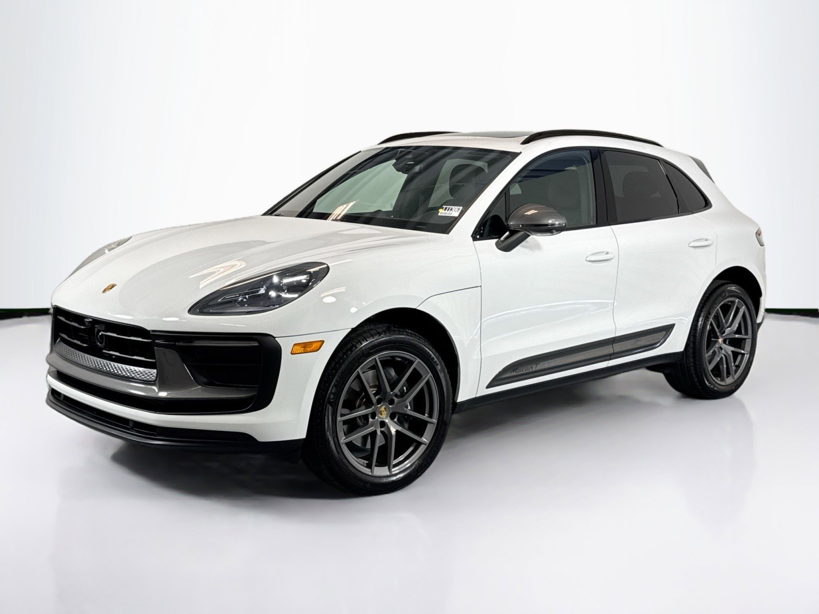 Used 2025 Porsche Macan Turbo image 1