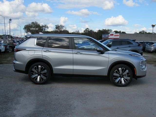 New 2026 Mitsubishi Outlander SE image 2