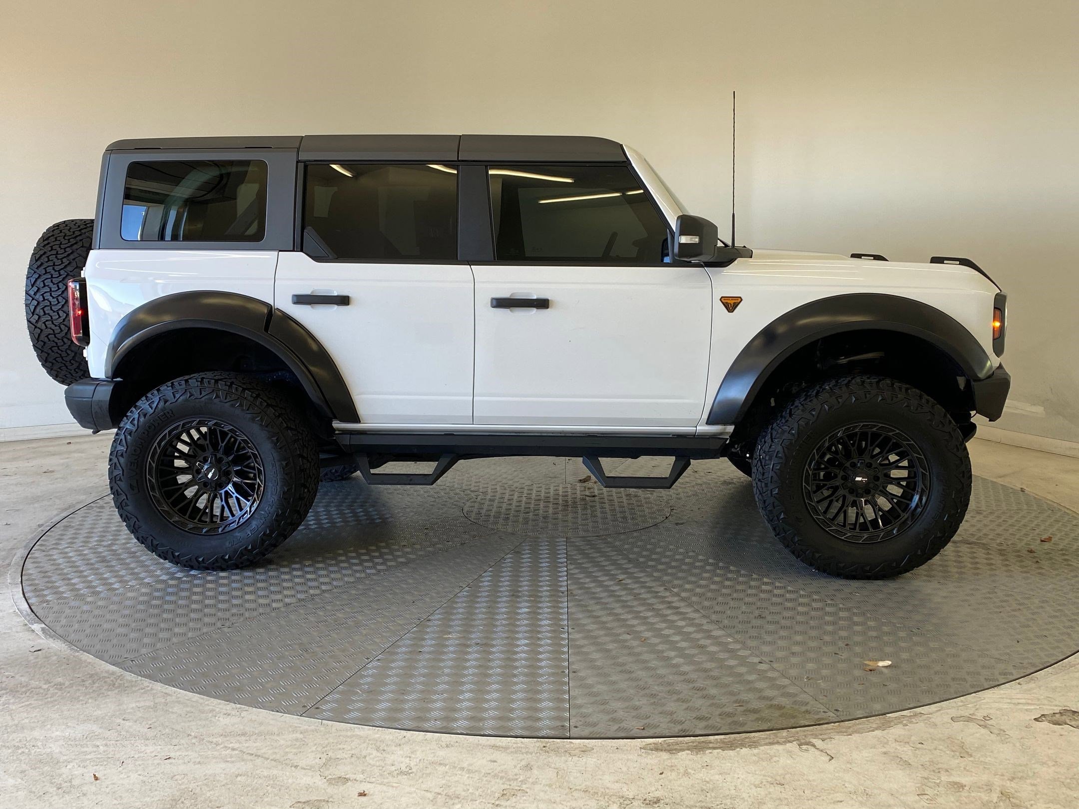 Used 2024 Ford Bronco Badlands image 8