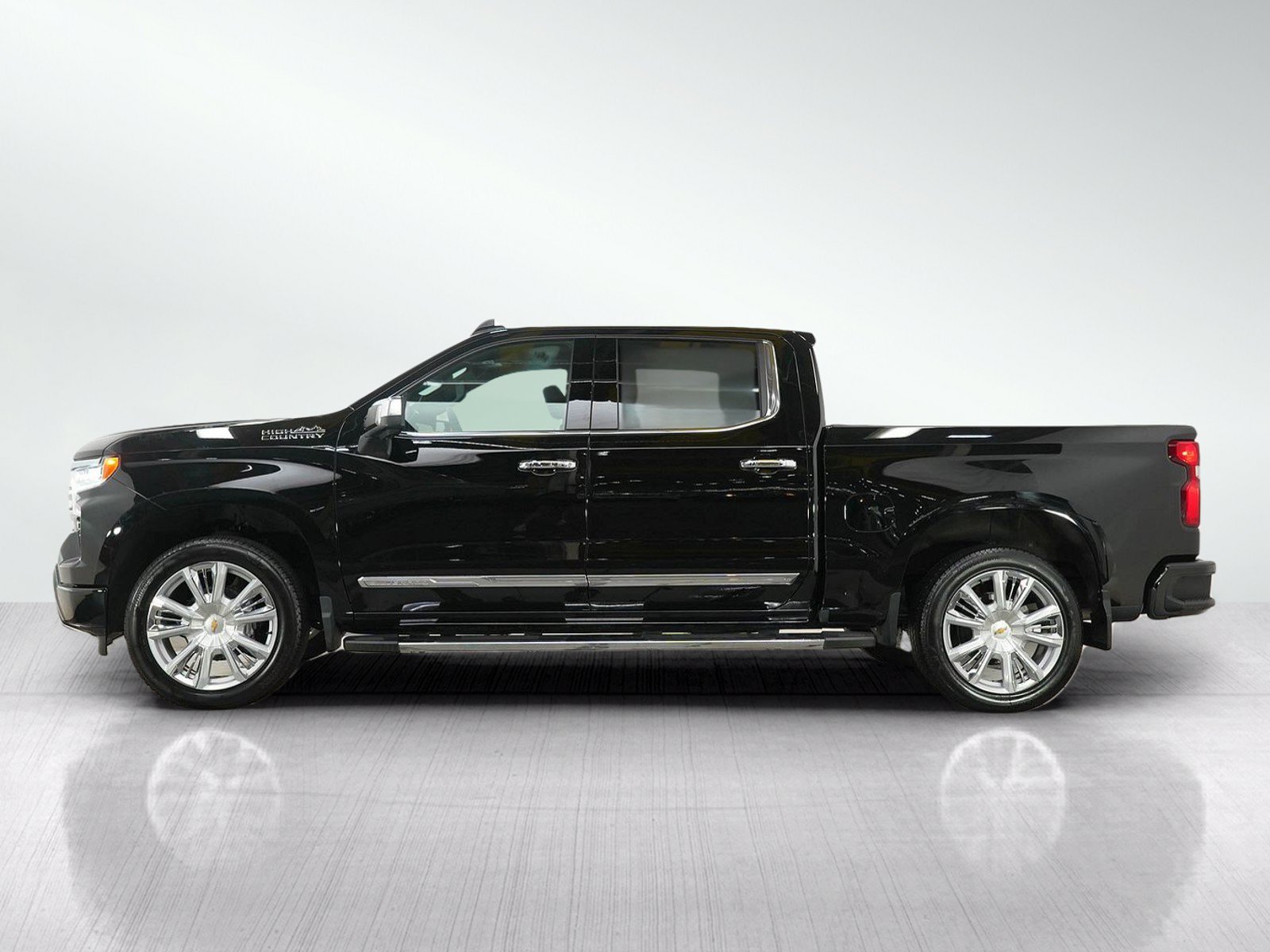 Used 2024 Chevrolet Silverado 1500 High Country w/ High Country Premium Package AWD/4WD image 2