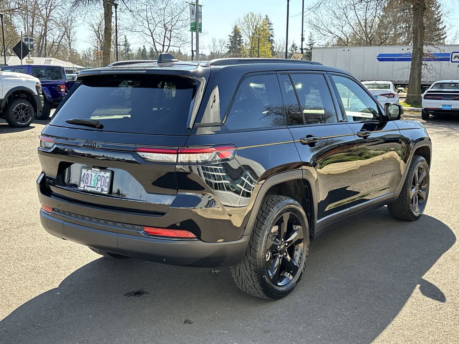 Certified 2023 Jeep Grand Cherokee Altitude AWD/4WD image 5