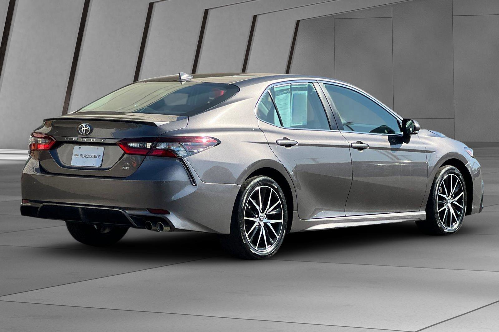 Used 2024 Toyota Camry SE image 4