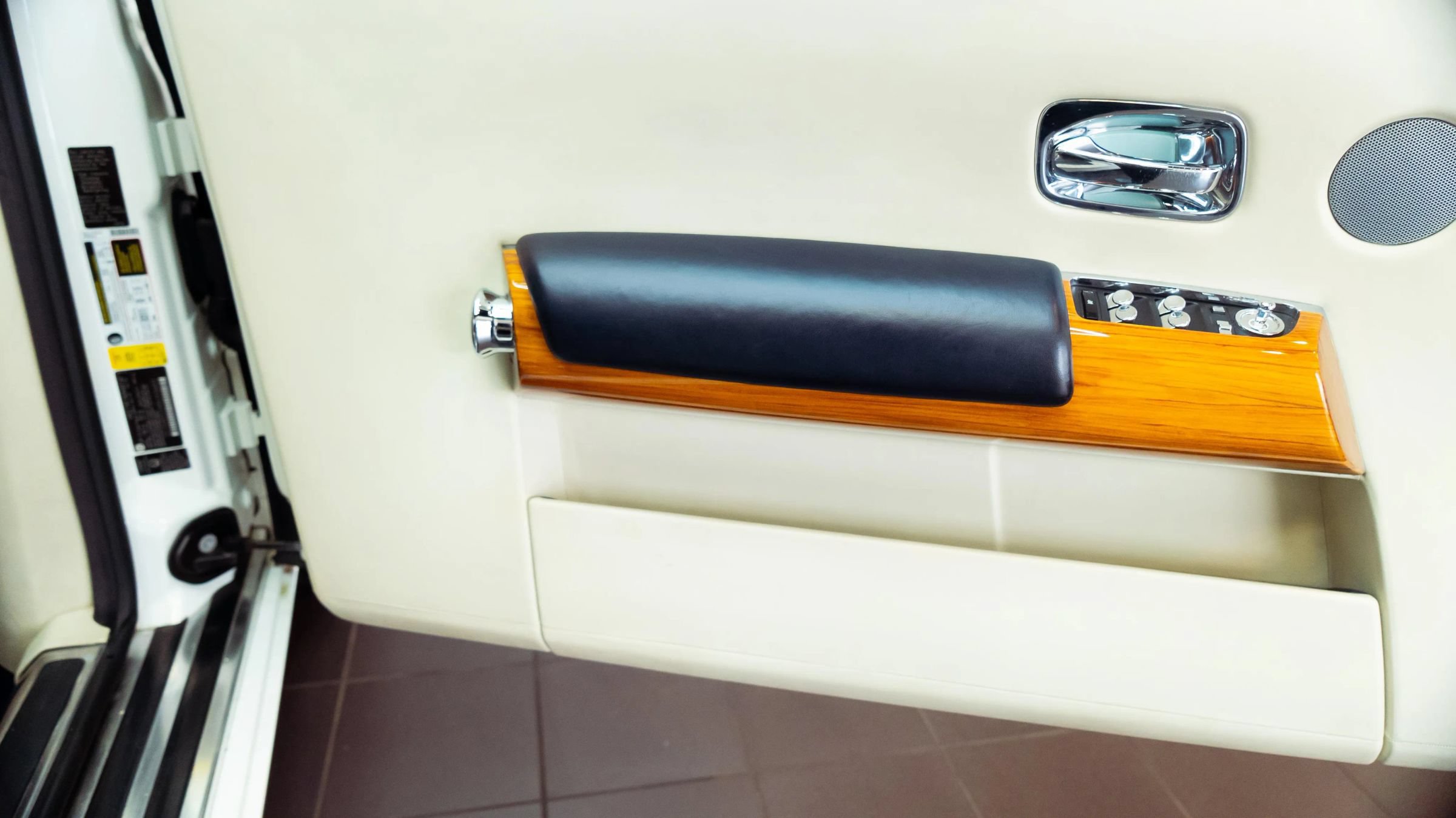 Used 2011 Rolls-Royce Phantom Drophead Coupe RWD image 26