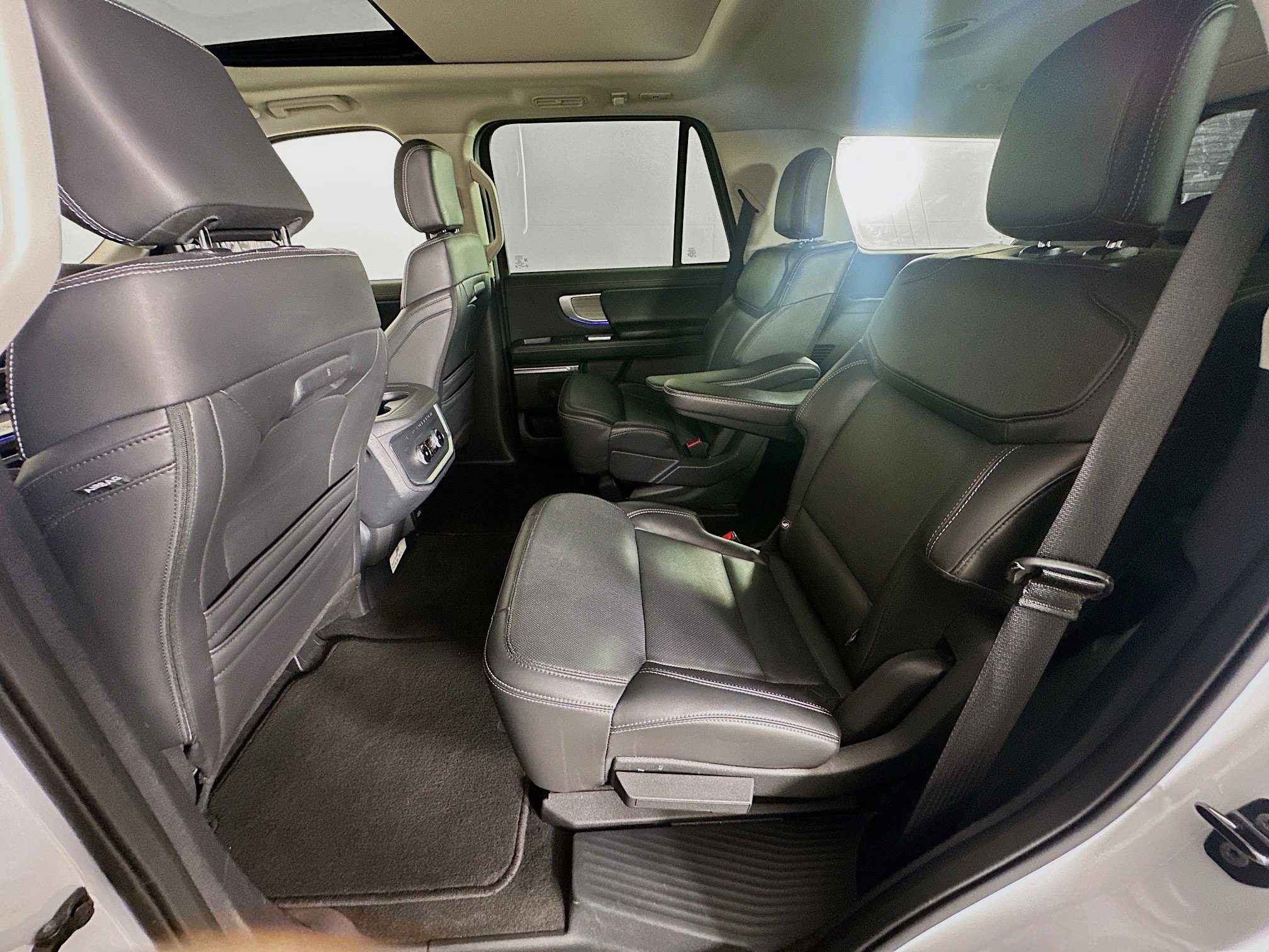 Used 2025 Ford Expedition Platinum AWD/4WD image 29