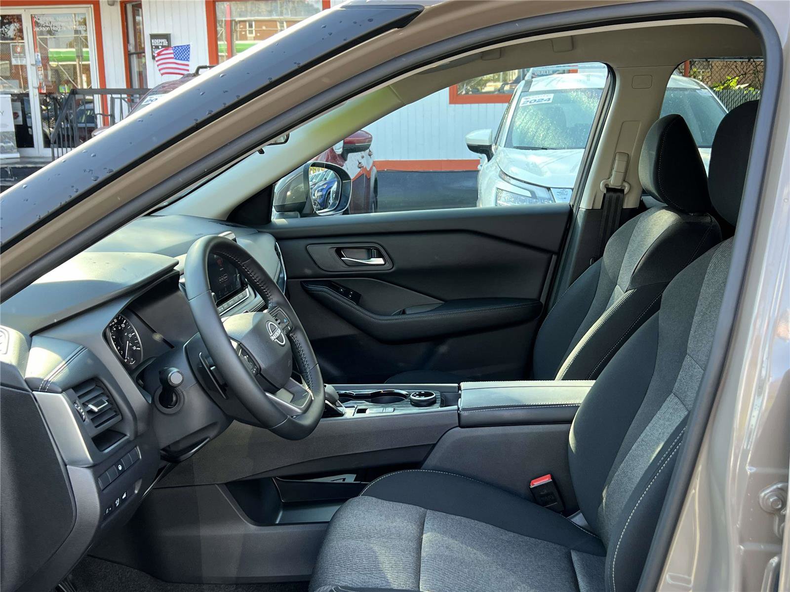 Used 2025 Nissan Rogue SV image 27