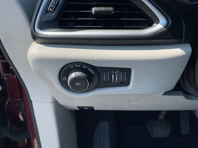 Used 2017 Chrysler Pacifica Touring-L w/ Tire & Wheel Group FWD image 33