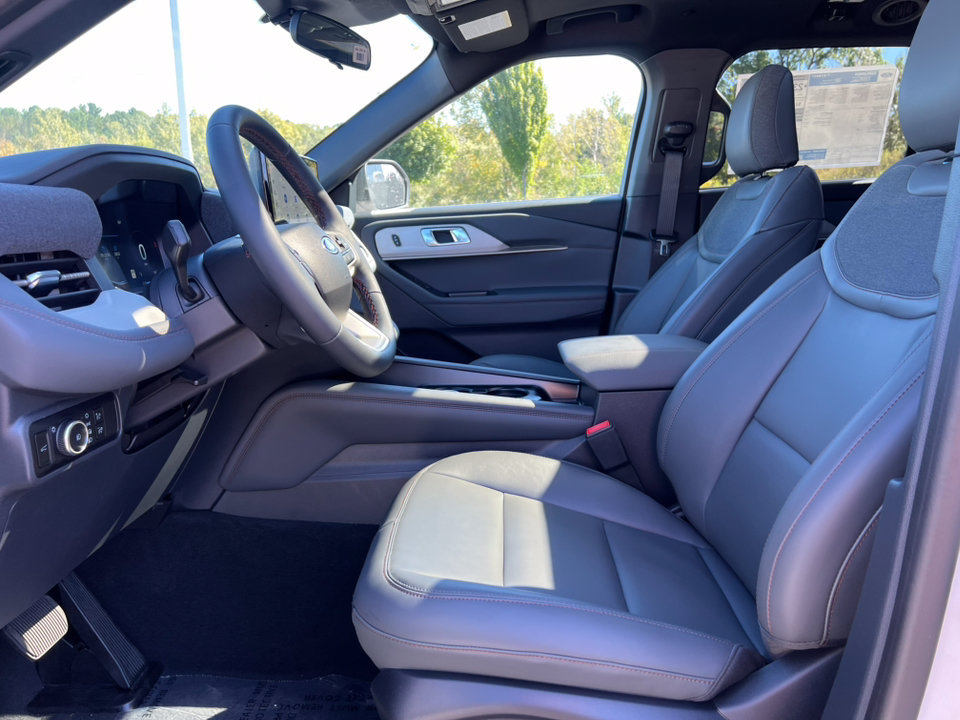 Used 2027 Ford Explorer Active AWD/4WD image 3