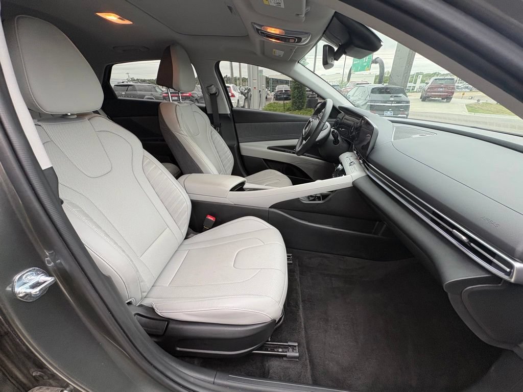 Certified 2025 Hyundai Elantra Limited FWD image 13