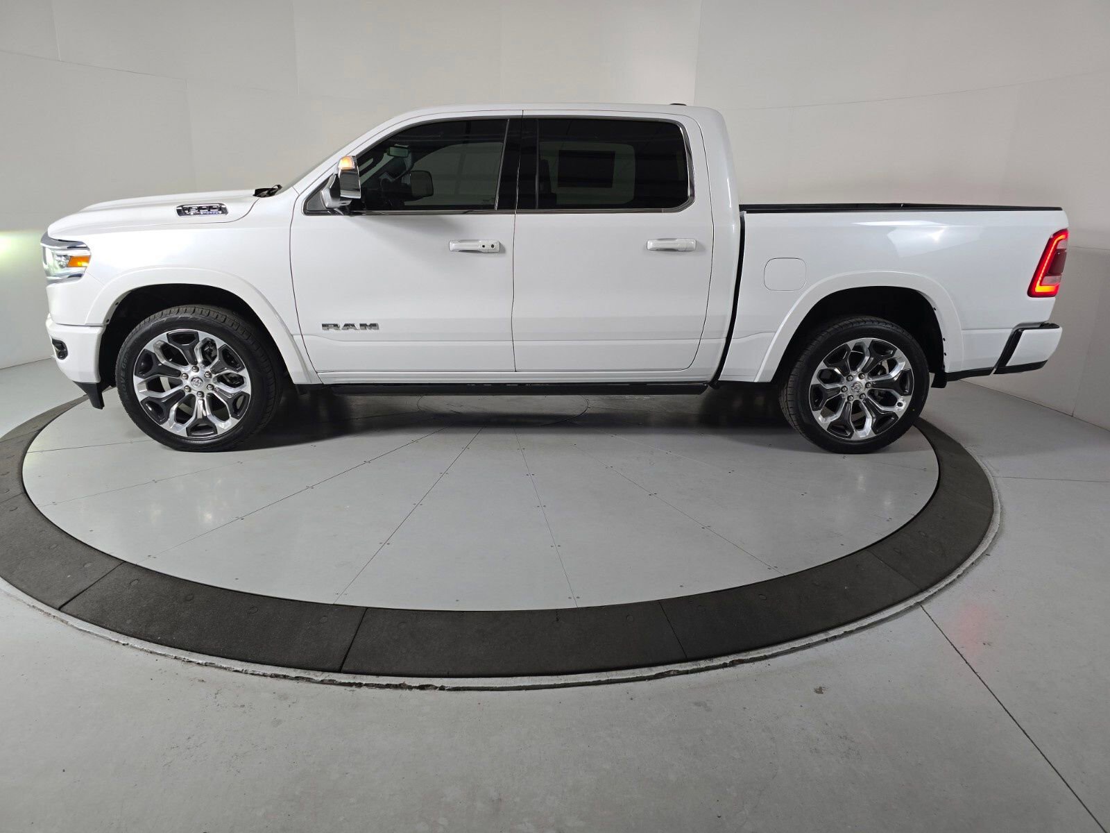 Used 2024 RAM 1500 Limited image 2