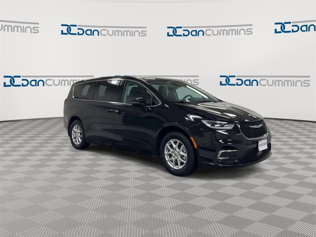 Used 2024 Chrysler Pacifica Touring-L image 2