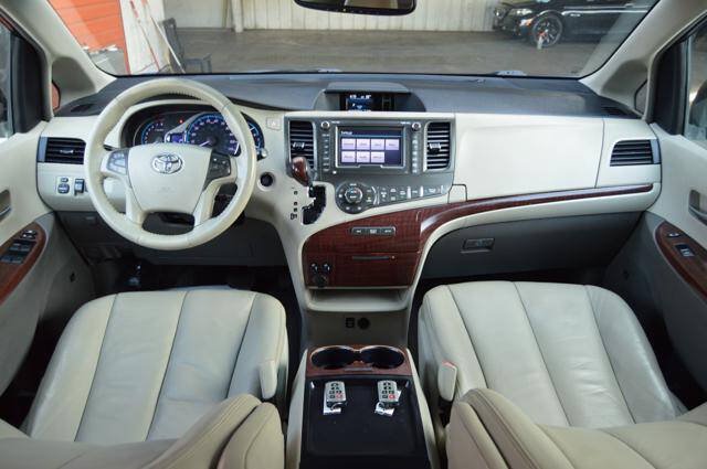 Used 2011 Toyota Sienna XLE w/ XLE Navigation Pkg FWD image 17