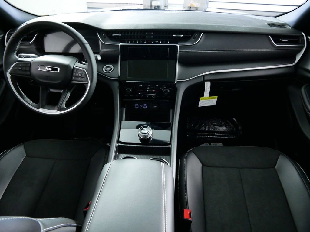 Used 2024 Jeep Grand Cherokee Altitude image 6