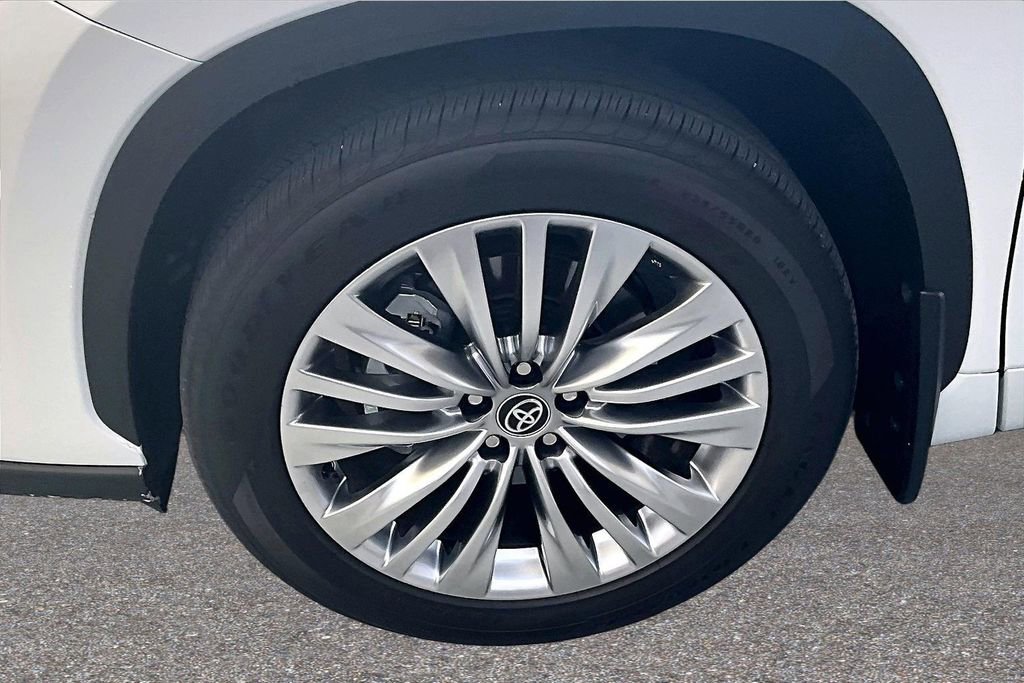 Used 2026 Toyota Highlander Platinum image 32