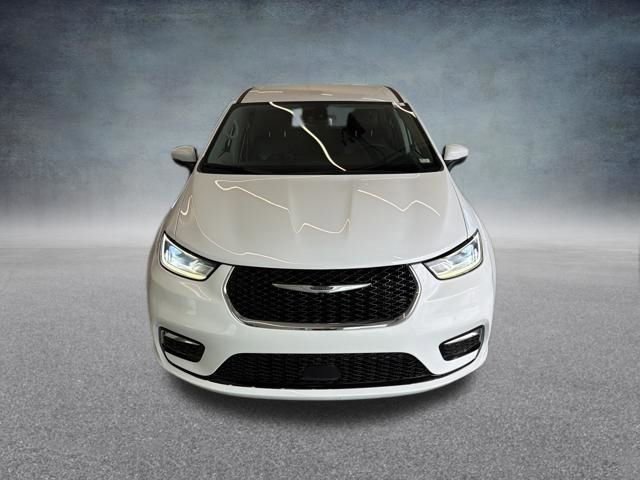 Used 2023 Chrysler Pacifica Touring-L image 15