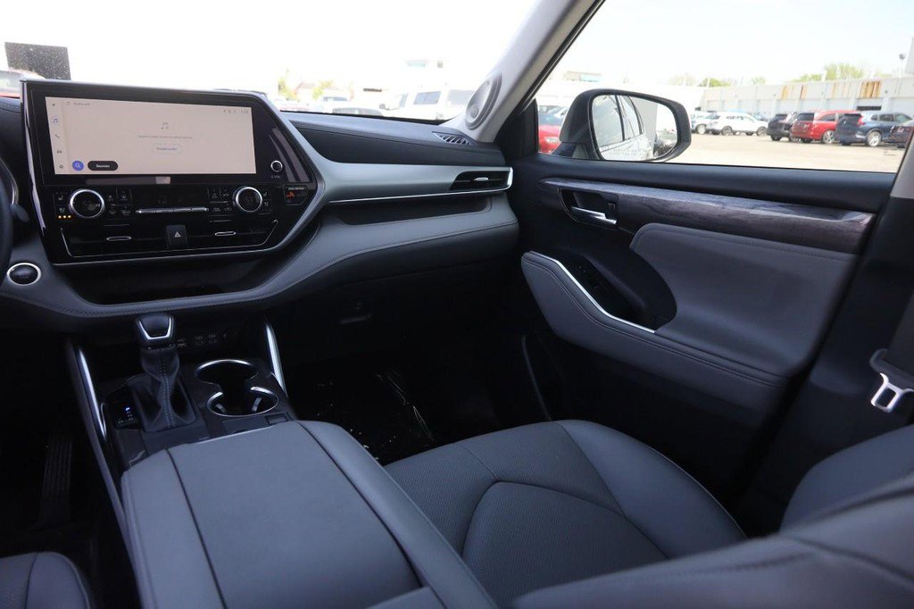 Used 2024 Toyota Highlander Platinum FWD image 27