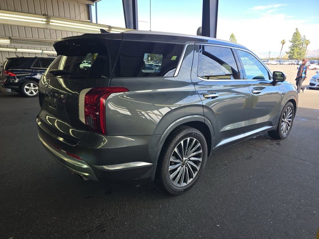 Used 2023 Hyundai Palisade Calligraphy image 2