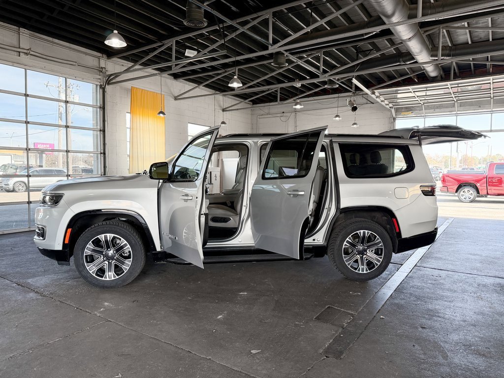 Used 2023 Jeep Wagoneer Base w/ Premium Group I image 18