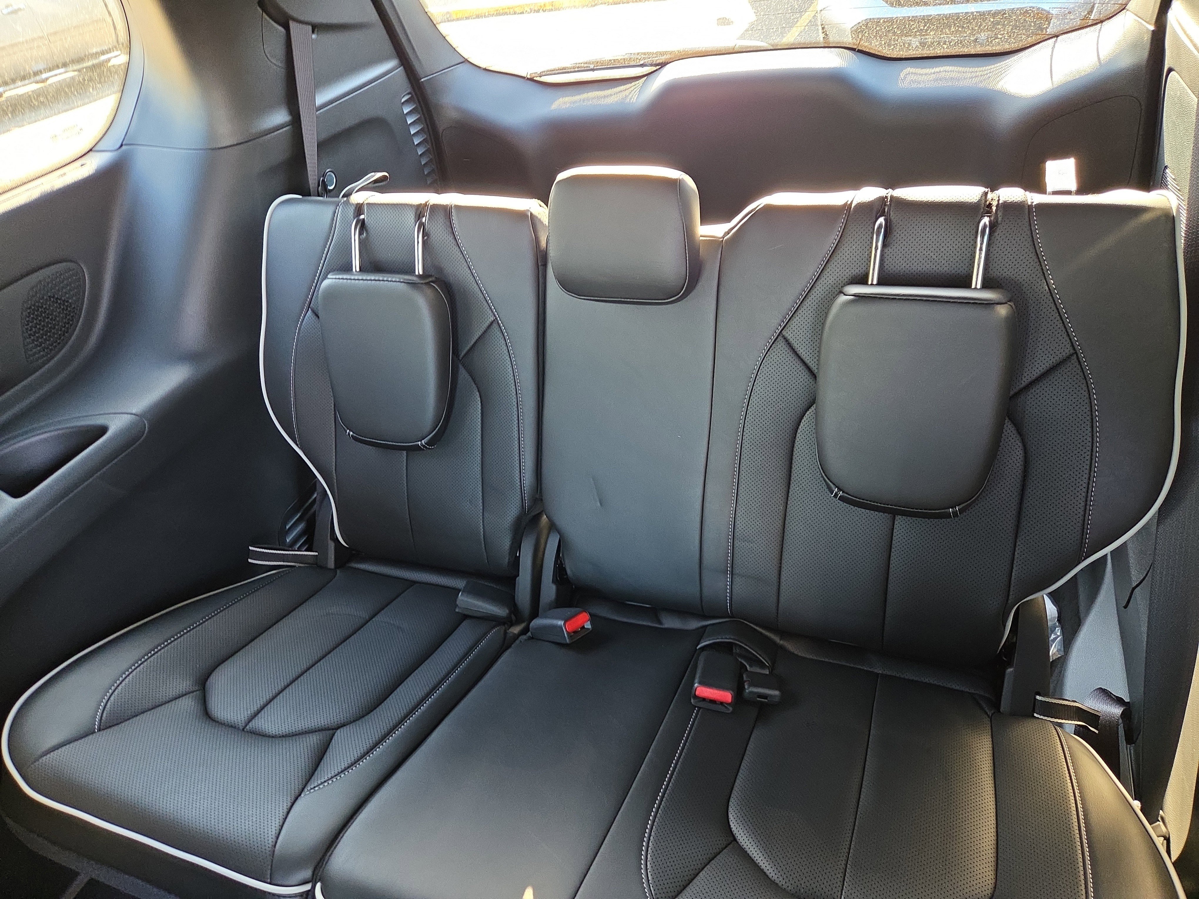 New 2026 Chrysler Pacifica Limited w/ Uconnect Theater Family Group image 7