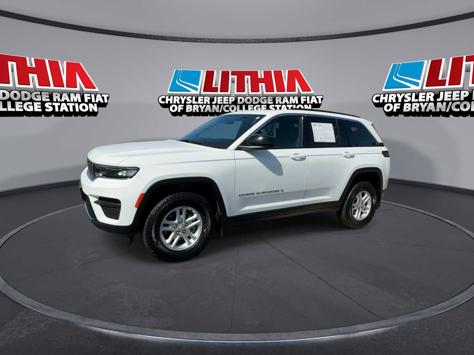 Used 2025 Jeep Grand Cherokee Laredo w/ MOPAR Finishing Package RWD image 4