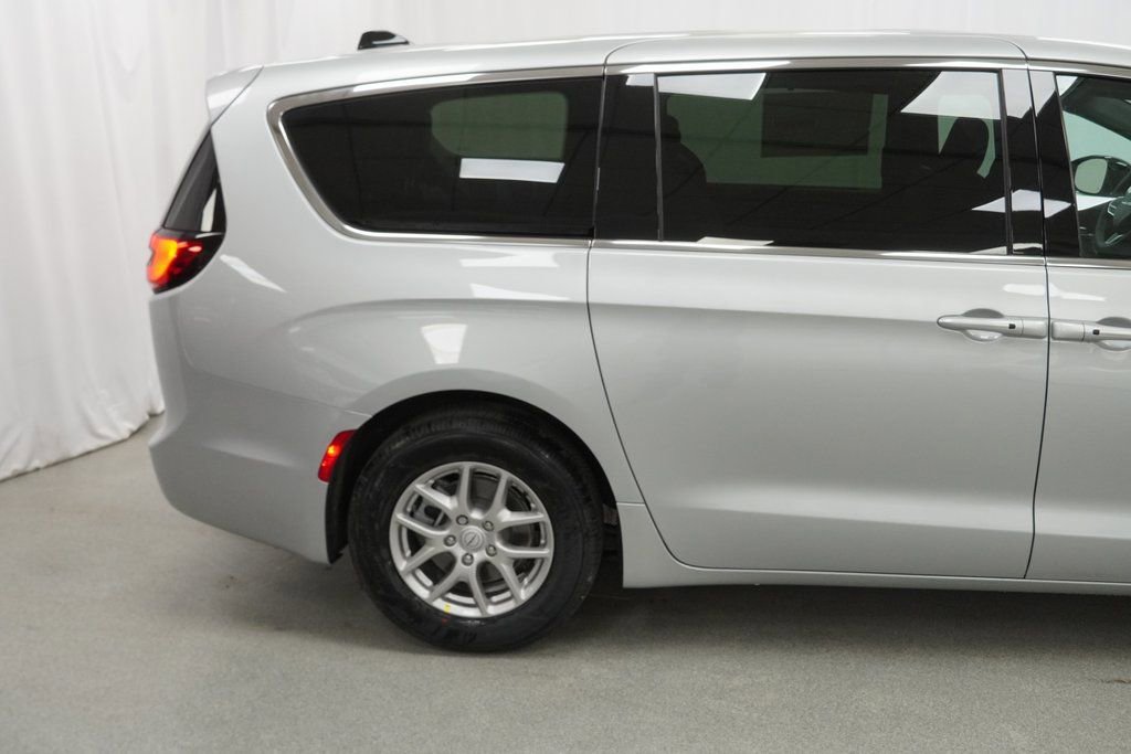 New 2026 Chrysler Pacifica Select image 9