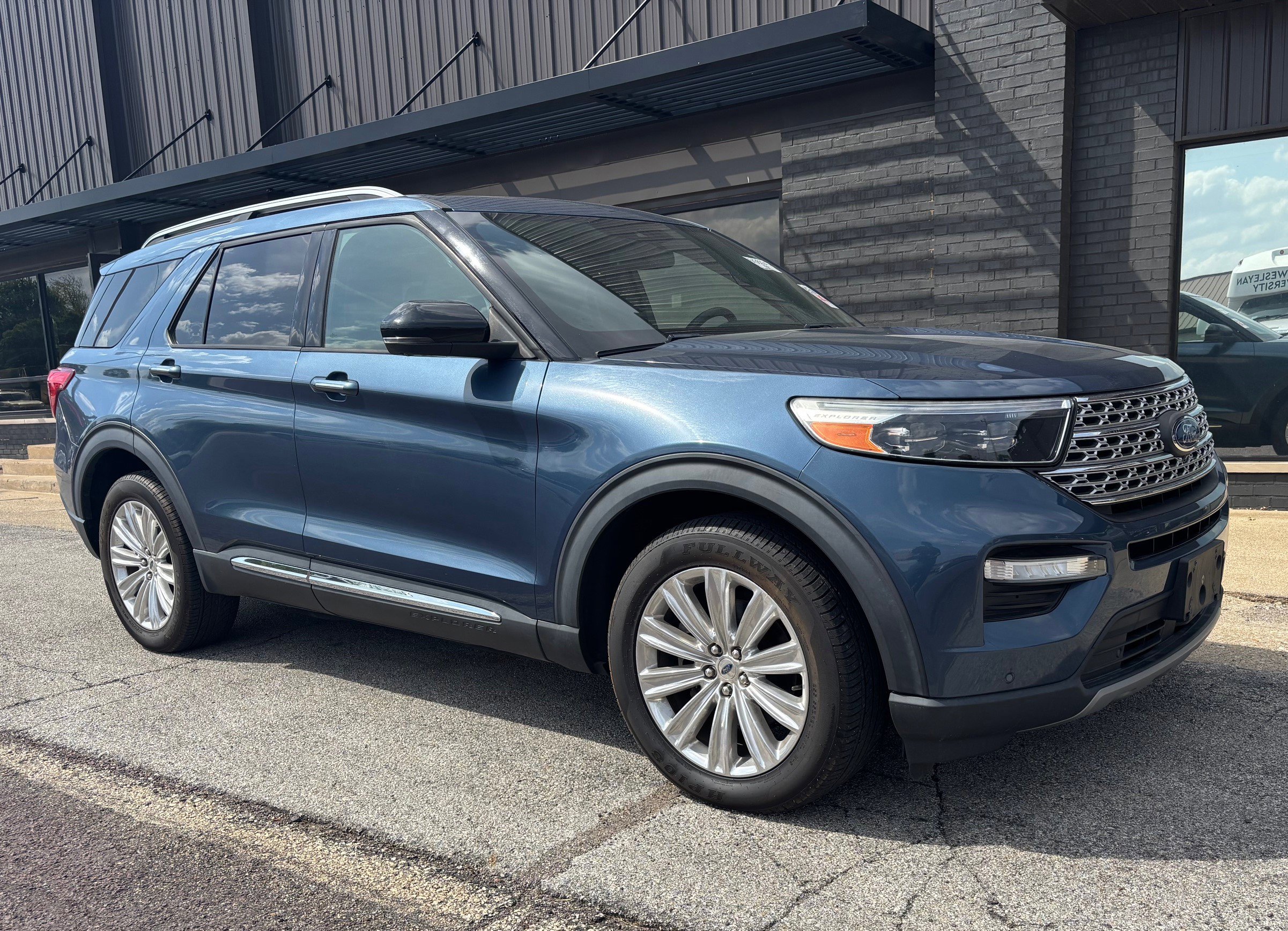 Used 2020 Ford Explorer Limited w/ Class III Trailer Tow Package AWD/4WD image 3