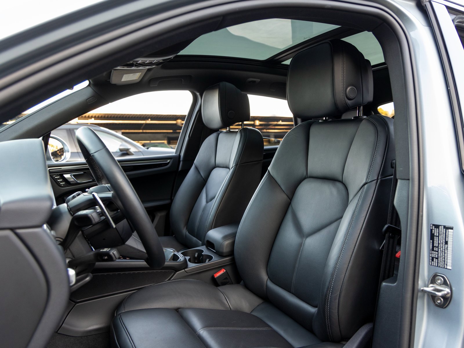 Certified 2025 Porsche Macan image 5