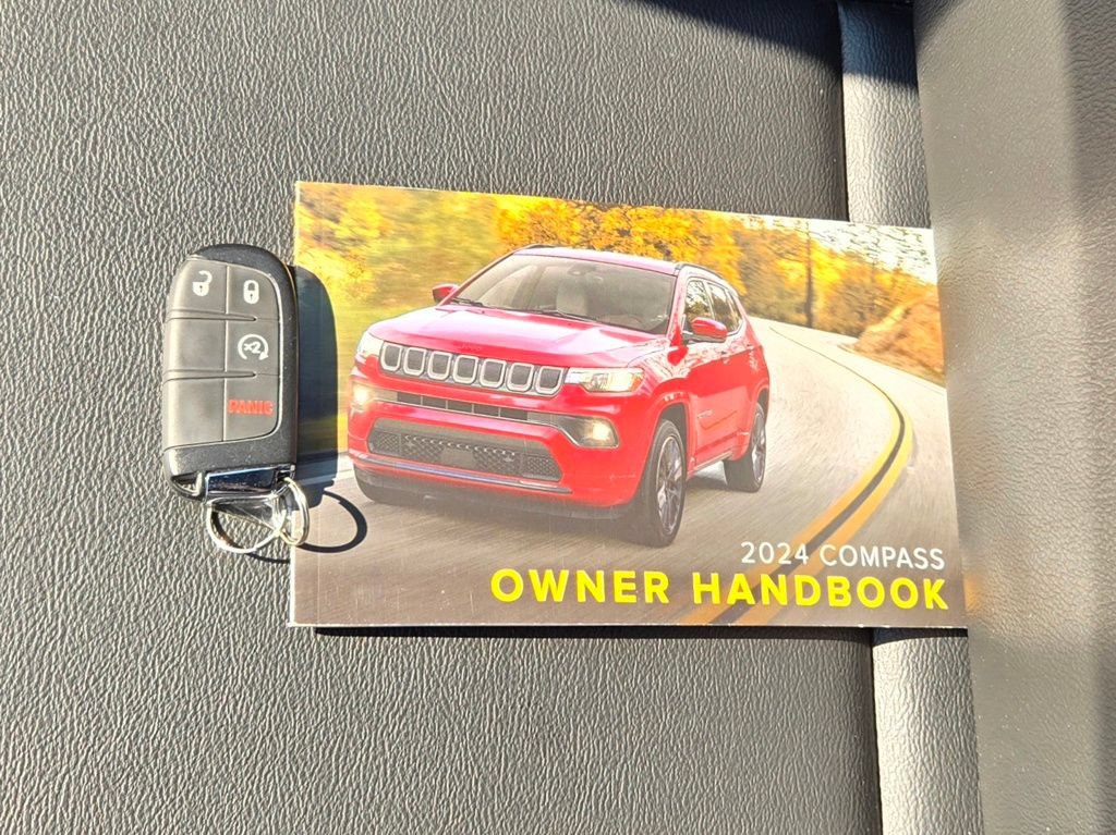 Used 2024 Jeep Compass Latitude AWD/4WD image 11