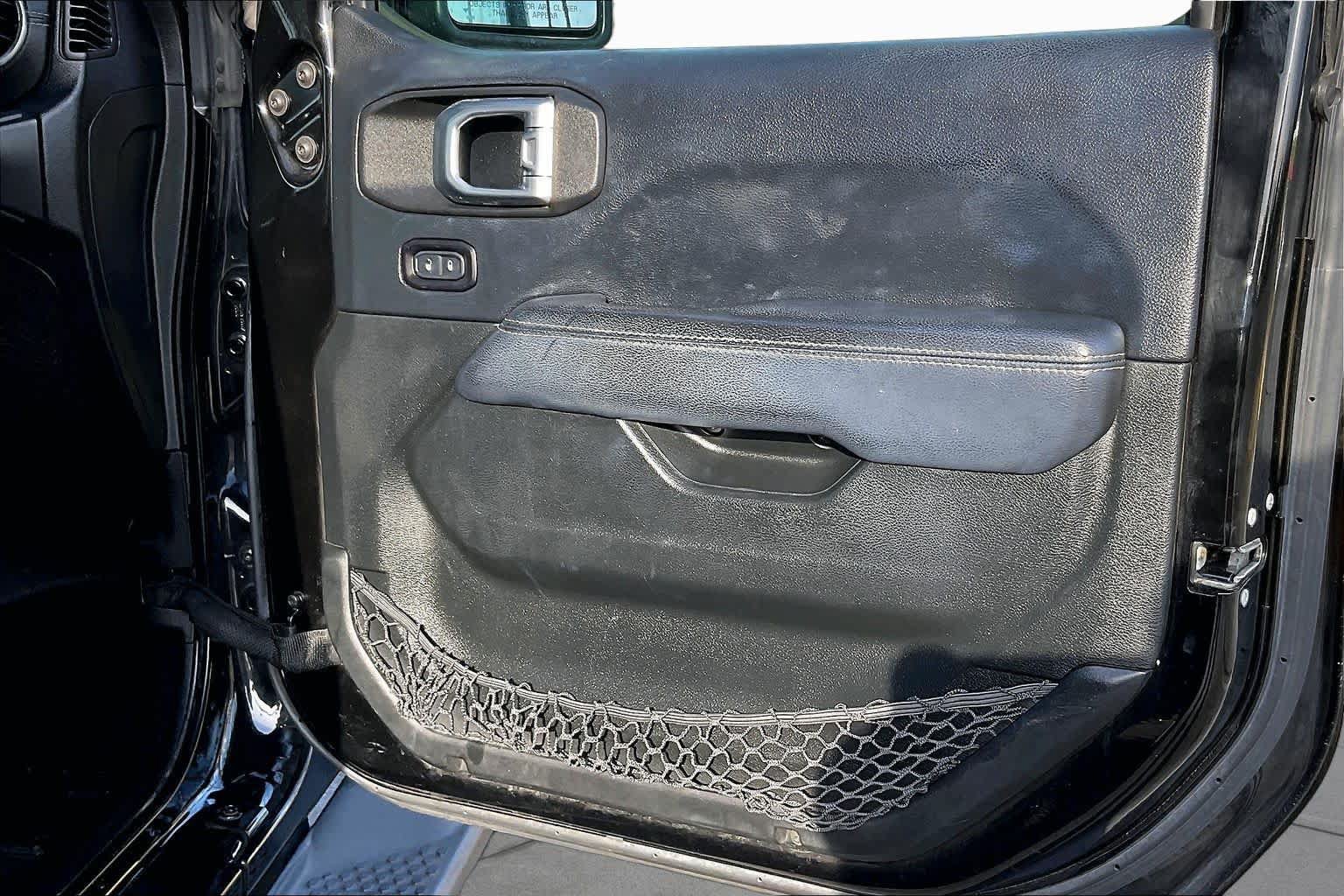 Used 2018 Jeep Wrangler Unlimited Sahara AWD/4WD image 21