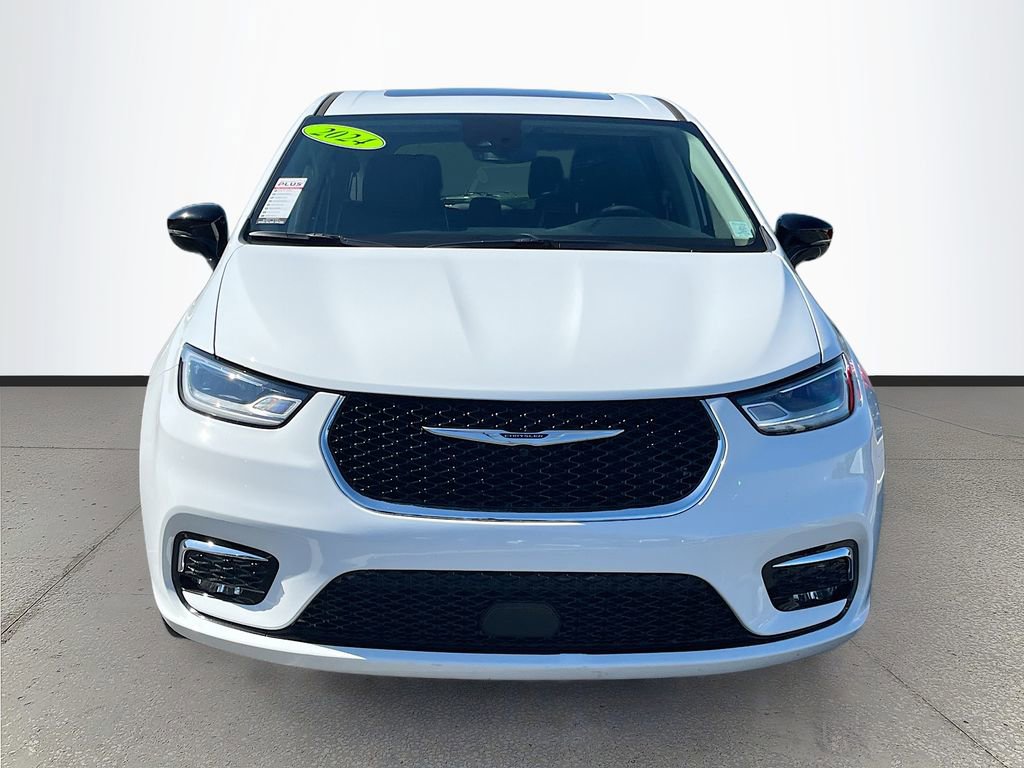 Used 2024 Chrysler Pacifica Limited w/ Trailer Tow Group image 2