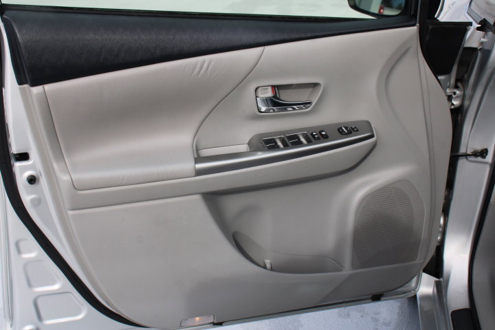 Used 2017 Toyota Prius V Five image 9