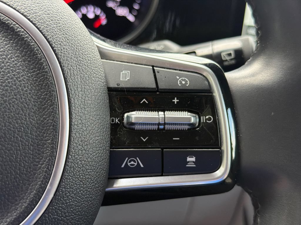 Used 2024 Kia Carnival EX FWD image 24