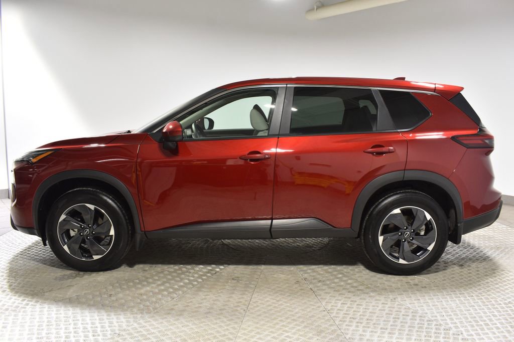 Used 2025 Nissan Rogue SV image 2