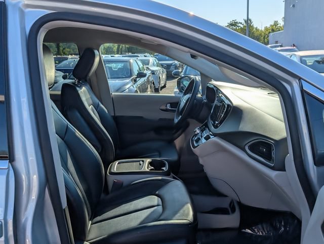 Used 2024 Chrysler Pacifica Touring-L FWD image 10