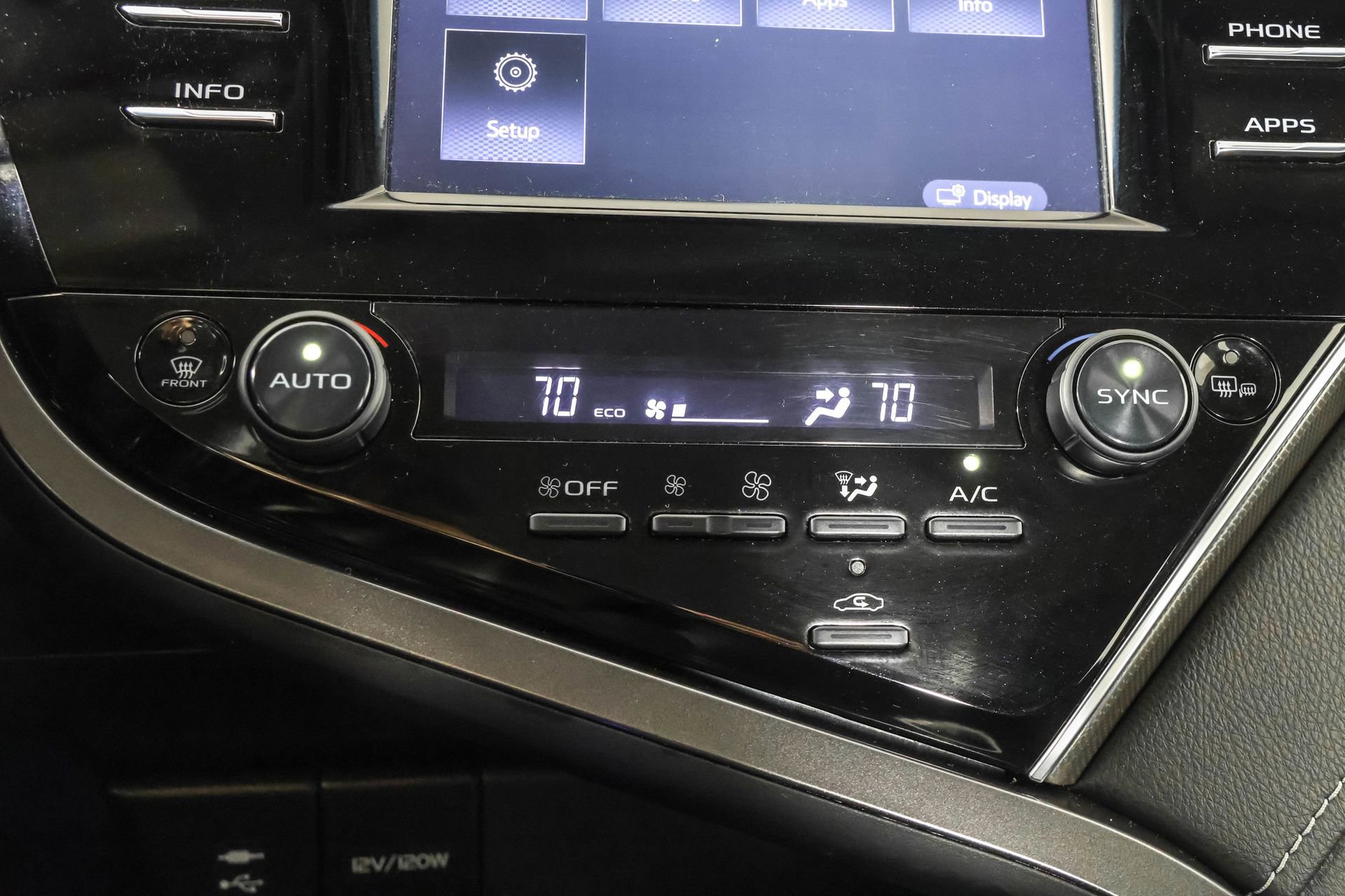 Used 2018 Toyota Camry XSE image 30