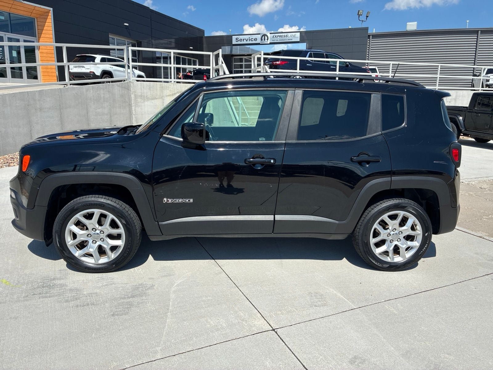 Used 2018 Jeep Renegade Latitude w/ Cold Weather Group AWD/4WD image 2