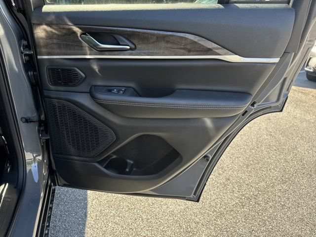 New 2027 Jeep Grand Cherokee Limited AWD/4WD image 15