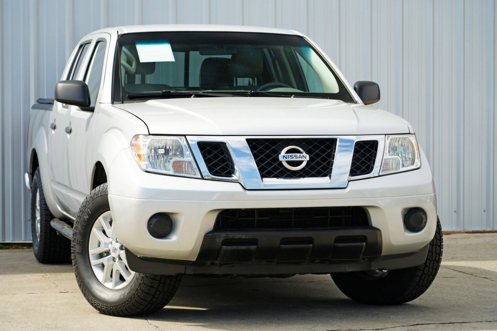 Used 2019 Nissan Frontier SV image 2