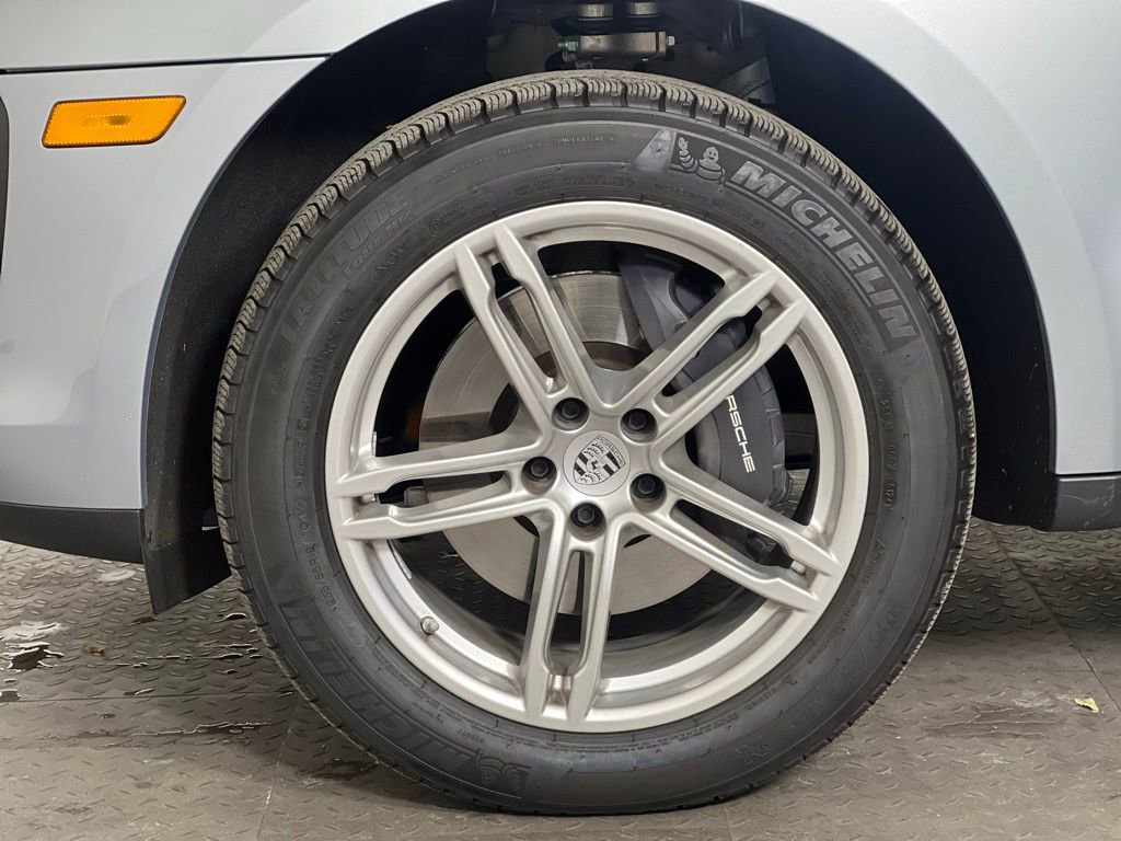 Certified 2025 Porsche Macan image 11