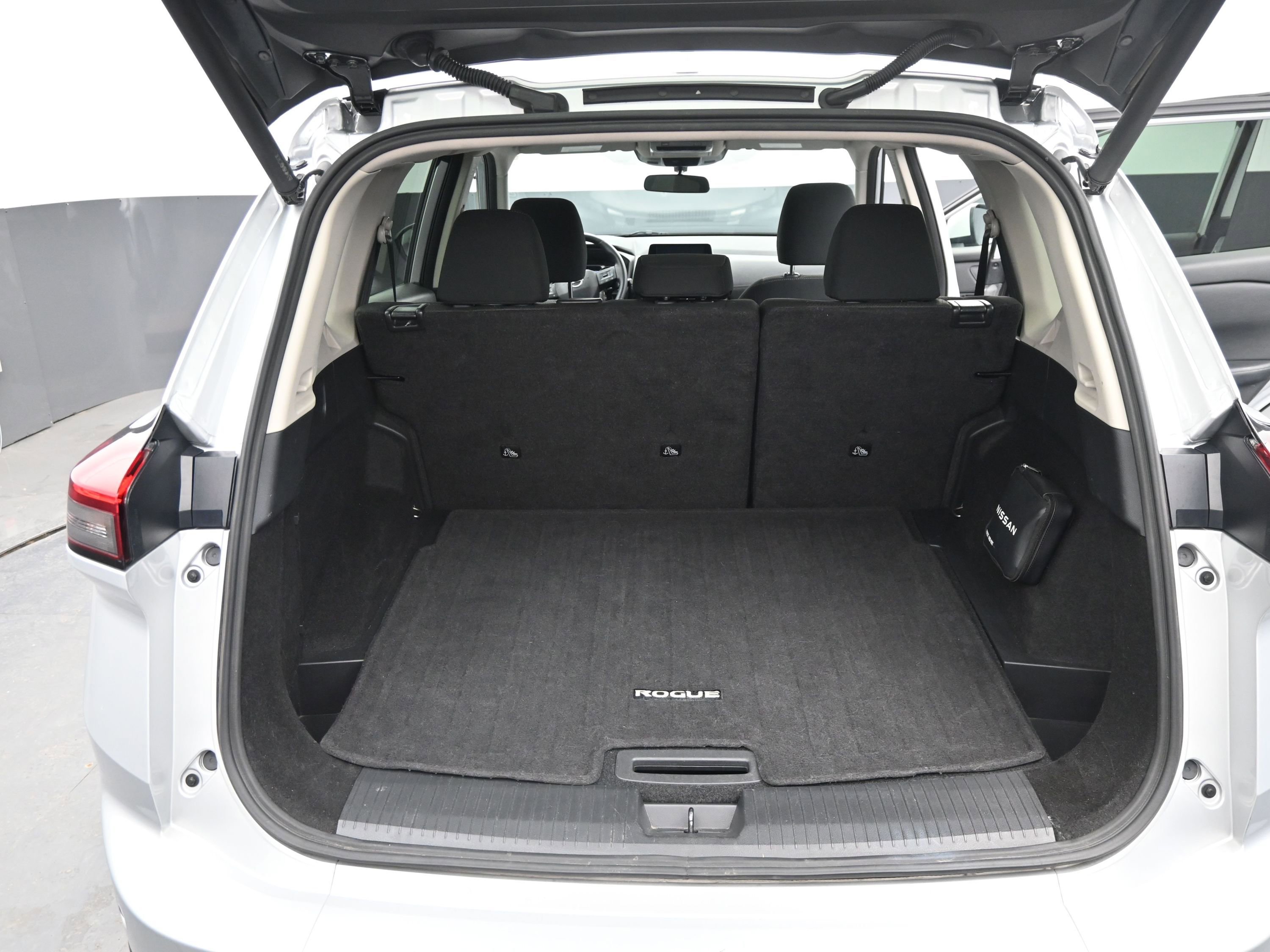 Used 2025 Nissan Rogue SV image 14