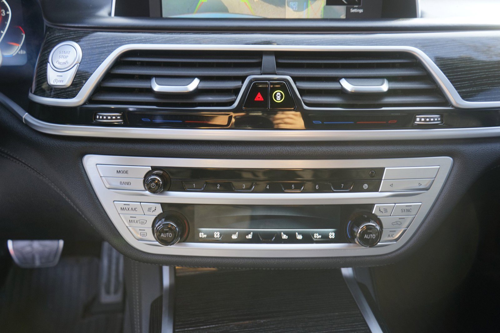 Used 2021 BMW 750i xDrive w/ Executive Package image 24