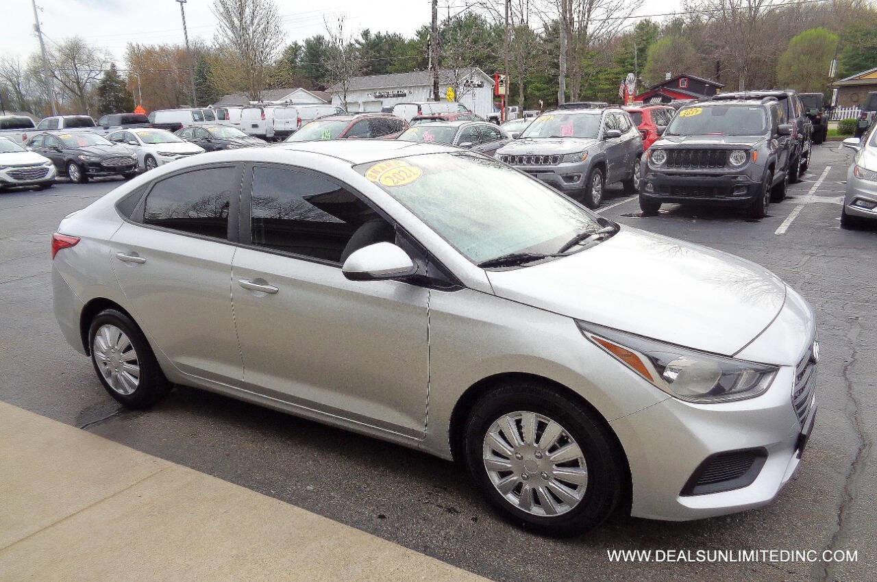 Used 2021 Hyundai Accent SE FWD image 2