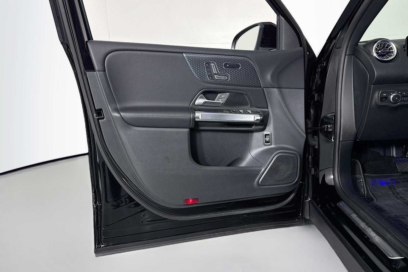 Certified 2025 Mercedes-Benz GLB 250 image 21