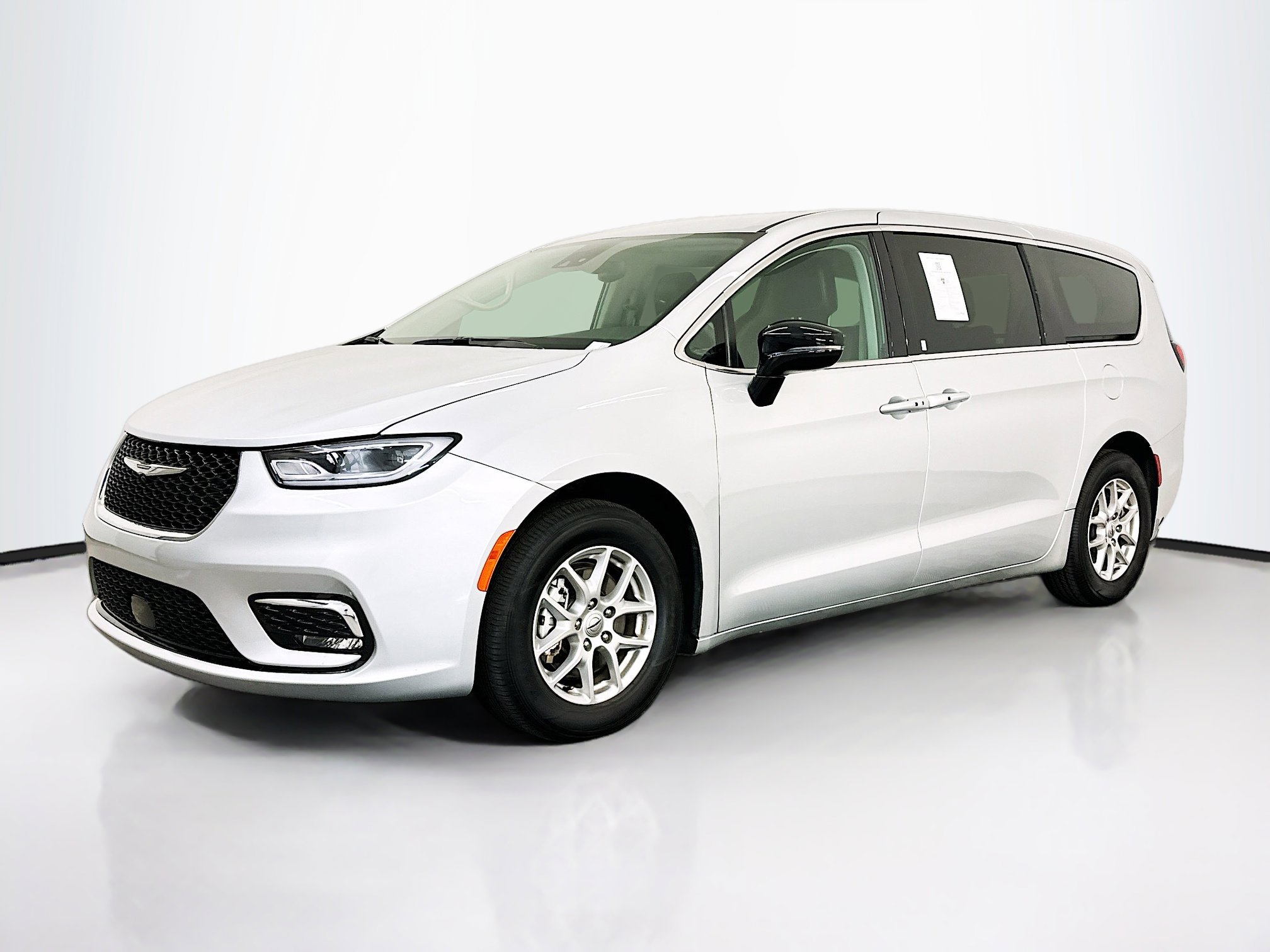 Used 2024 Chrysler Pacifica Touring-L image 3