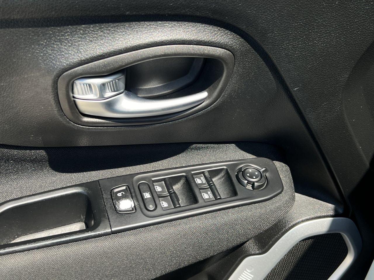 Used 2018 Jeep Renegade Latitude FWD image 10