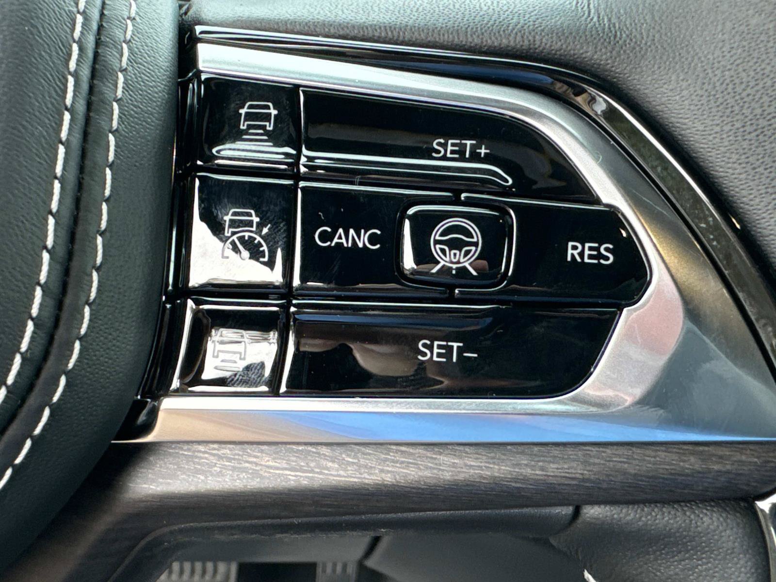 New 2024 Jeep Grand Cherokee Overland RWD image 23