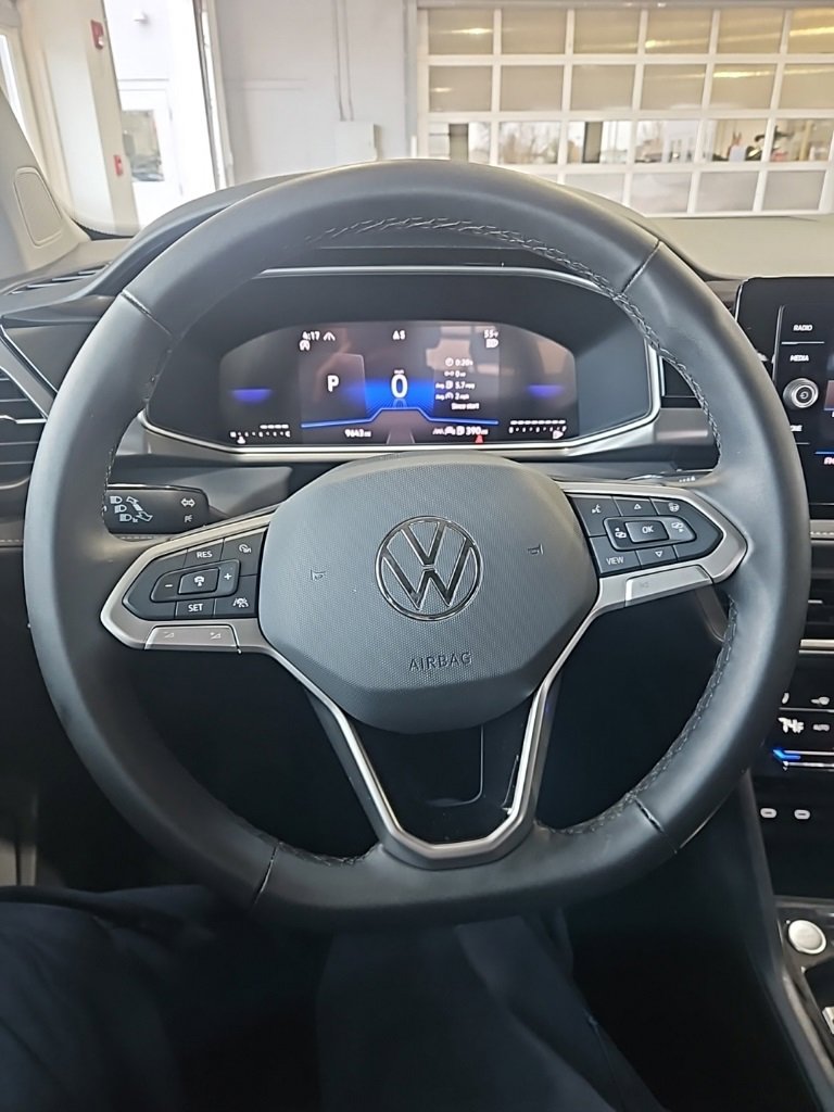 Used 2025 Volkswagen Taos SE image 34