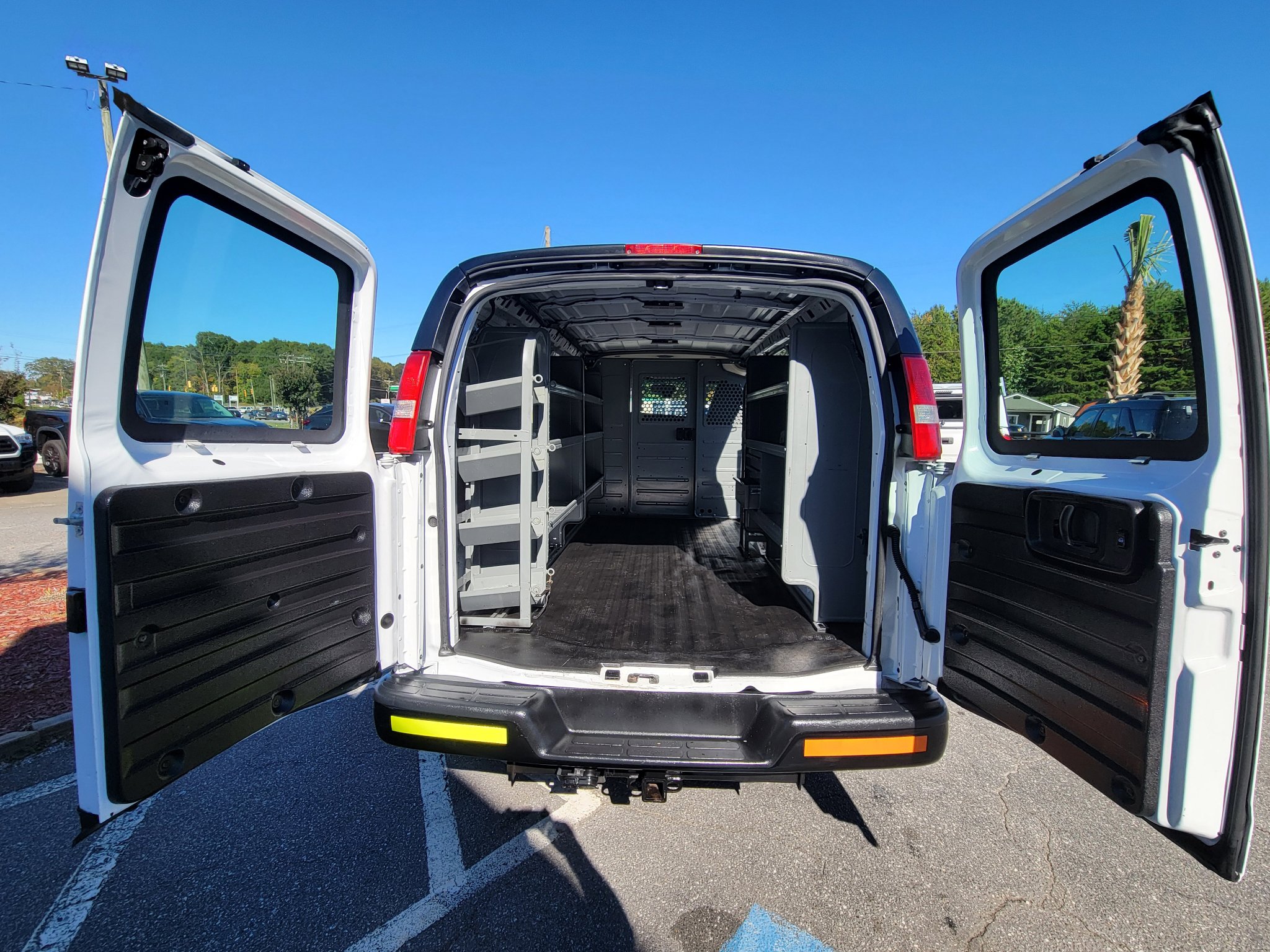 Used 2018 Chevrolet Express 2500 w/ Enhanced Convenience Package image 24