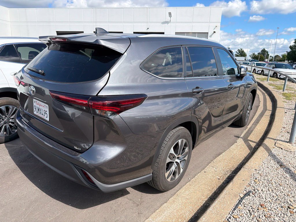 Used 2025 Toyota Highlander XLE FWD image 4