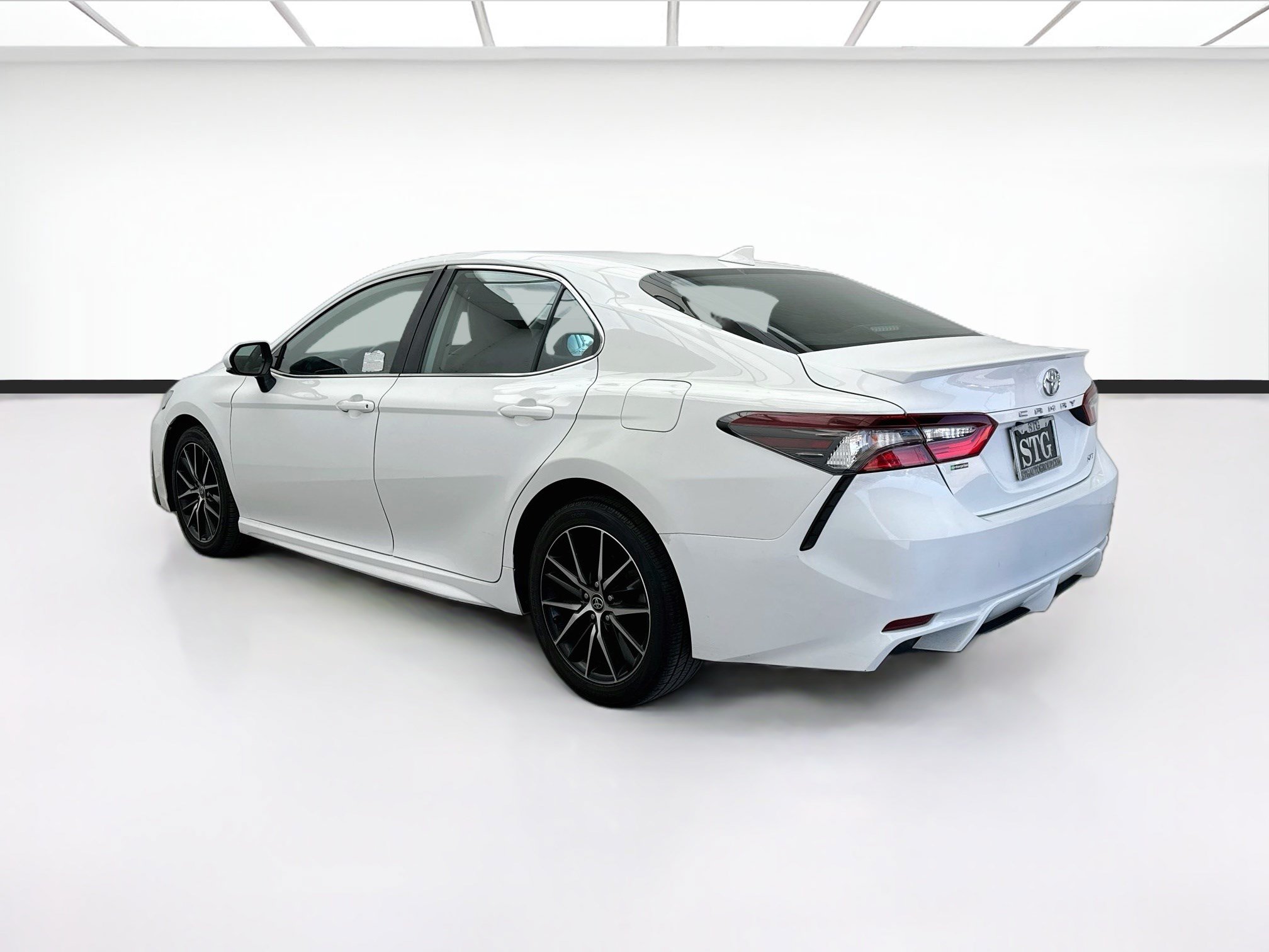 Used 2021 Toyota Camry SE FWD image 6